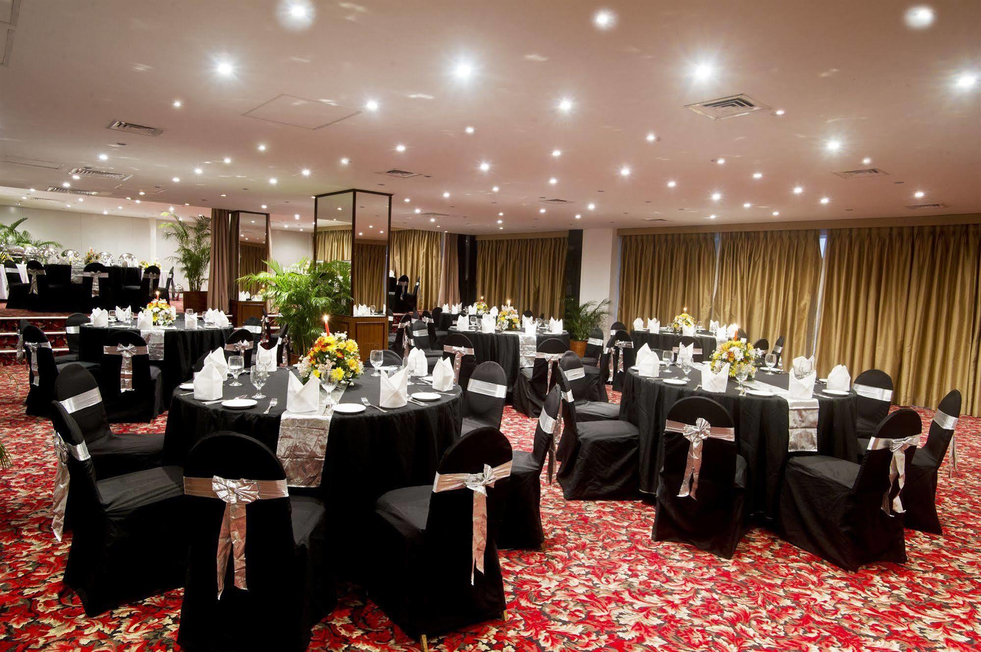 Отель Global Towers & 4*