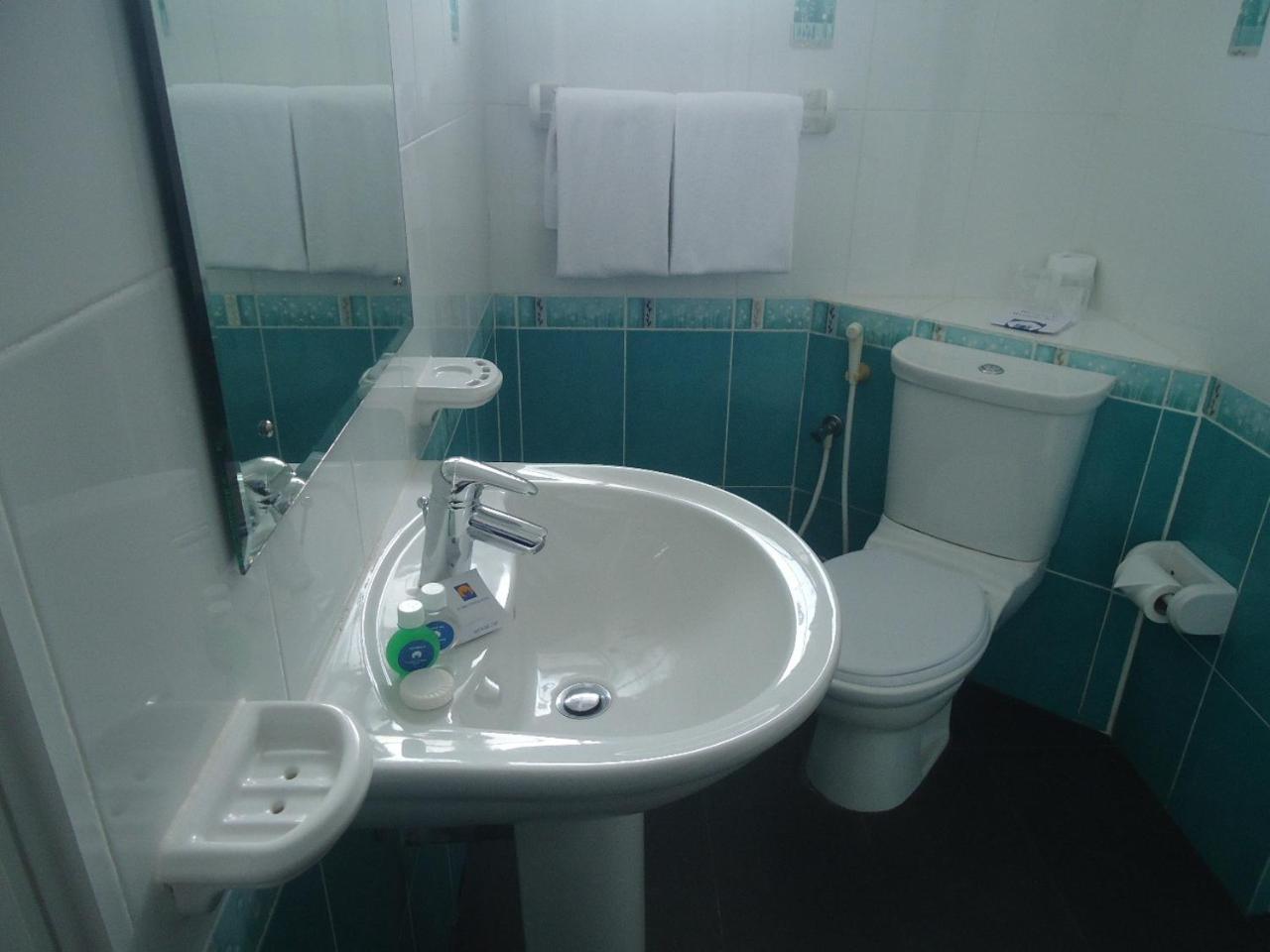 Отель Global Towers & 4*
